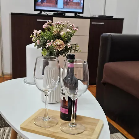 Center With Workspace & Wifi Near Metro Station Апартаменты София